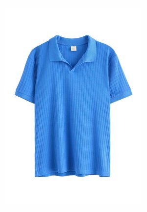 Blå ribstrikket kortærmet poloshirt med åben krave vist på hvid baggrund.