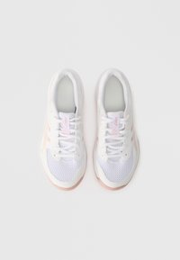 Λευκά αθλητικά παπούτσια με αεριζόμενη διχτυωτή εσωτερική επένδυση, ελαφριά ροζ λεπτομέρειες και κλείσιμο με κορδόνια. Διαθέτουν μαλακή σόλα και καουτσούκ εξωτερική σόλα.