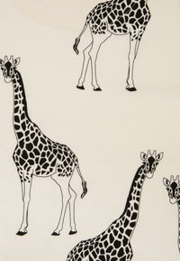 Tela blanca con un estampado repetido de jirafas negras en varias poses, destacando sus distintivas manchas y cuellos alargados.