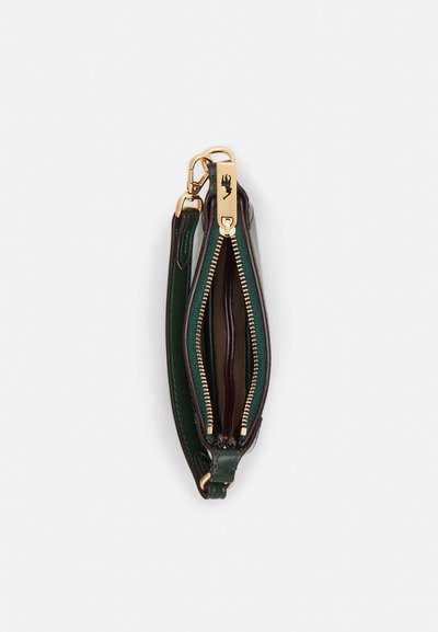 Portofel mic din piele verde, cu fermoar aurit, având un interior maro și un accent din feronerie aurie. Design compact pentru o portabilitate ușoară.