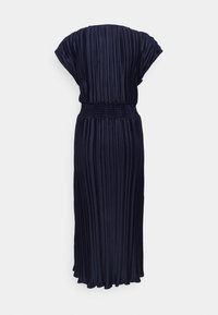 Marinblå plisserad klänning med elastisk midja och kort ärm, tillverkad av mjukt material. Flödande design som sträcker sig till mitten av vadderna.