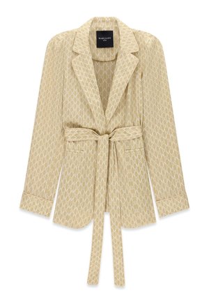 Beiger Blazer mit weißem durchgehendem "M"-Muster, langen Ärmeln, Reverskragen, aufgesetzten Taschen vorne und einem Taillengürtel zum Binden.