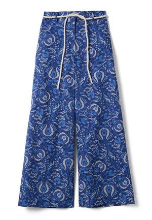 Weit geschnittene blaue Hose mit floralen Paisley-Muster in verschiedenen Blautönen, mit weißem Kordelzugbund.