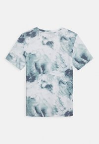 Camiseta de manga corta con patrón de tie-dye azul y blanco, vista desde la parte posterior, sobre un fondo blanco liso.