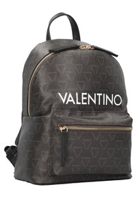 Juodos dirbtinės odos kuprinė su auksinėmis detalėmis, išsiskirianti didelėmis baltomis "VALENTINO" užrašais, priekinėmis užtrauktuko kišenėmis ir reguliuojamais petnešomis.