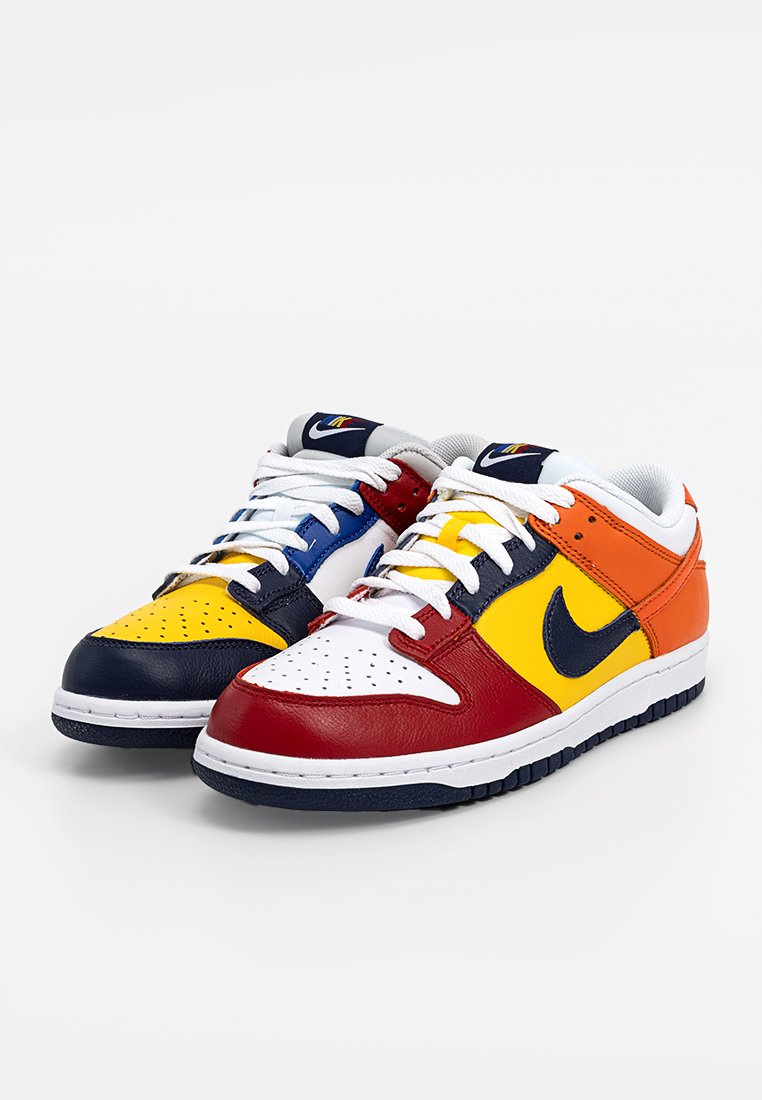 Mehrfarbige Nike-Sneaker mit einem Obermaterial aus Leder, ausgestattet mit roten, gelben, blauen, orangefarbenen und weißen Paneelen sowie einer strukturierten Gummisohle.
