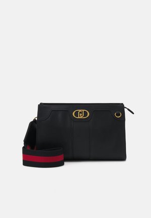 Sort læder crossbody taske med guldlås med logo, bred sort og rød stribet justerbar rem og top lynlås lukning.