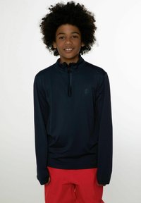 Pullover navy a mezza zip realizzato in tessuto leggero con maniche lunghe. Caratterizzato da un logo discreto sul petto e un colletto alto per ulteriore calore.