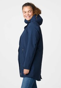 Granatowa wodoodporna kurtka z kapturem, z zapięciem na zamek błyskawiczny, napy oraz dwoma bocznymi kieszeniami. Miękka tekstura i miejski design.