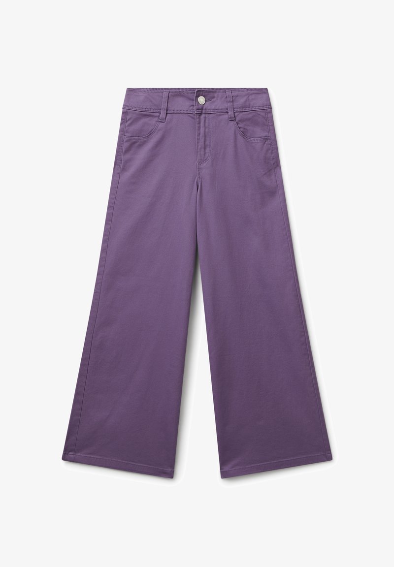 Pantaloni larghi viola con bottone anteriore, chiusura con zip, passanti per cintura e tasche frontali, esposti su uno sfondo bianco.