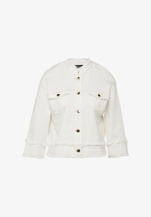 Veste en denim blanc avec bords effilochés, manches longues, poches à rabat sur la poitrine et boutons dorés sur le devant.