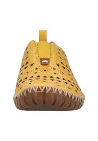 Gelbe Leder-Slipper mit durchbrochenen dreieckigen Mustern, brauner genähter Sohle und elastischem Zugschlaufen oben.