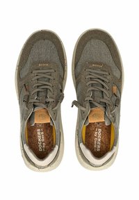 Sneakers in tessuto grigio con superficie testurizzata, punta rotonda e dettagli cuciti. Presentano una soletta imbottita e una suola in gomma maculata.
