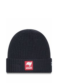 Schwarze gestrickte Mütze mit umgeschlagenem Bund, mit einem roten rechteckigen Patch mit einem weißen Logo und dem Text "TAMPA BAY BUCCANEERS."