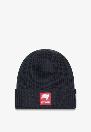 Schwarze gestrickte Mütze mit umgeschlagenem Bund, mit einem roten rechteckigen Patch mit einem weißen Logo und dem Text "TAMPA BAY BUCCANEERS."
