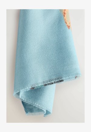 Helles blaues, gewebtes Material mit weicher Textur; ausgefranste Kanten; florales Muster am unteren Rand sichtbar; leicht geneigt drapiert.
