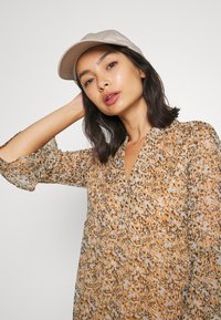 Vero Moda Petite VMKAY 3/4 SHORT DRESS - Vestido de dia - tan