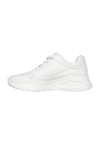 Zapatillas deportivas blancas con una parte superior sintética texturizada, acentos perforados, una suela acolchada y un diseño curvado para soporte.