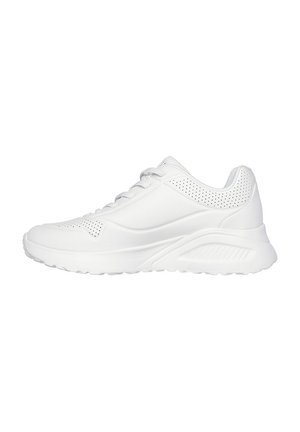 Zapatillas deportivas blancas con una parte superior sintética texturizada, acentos perforados, una suela acolchada y un diseño curvado para soporte.