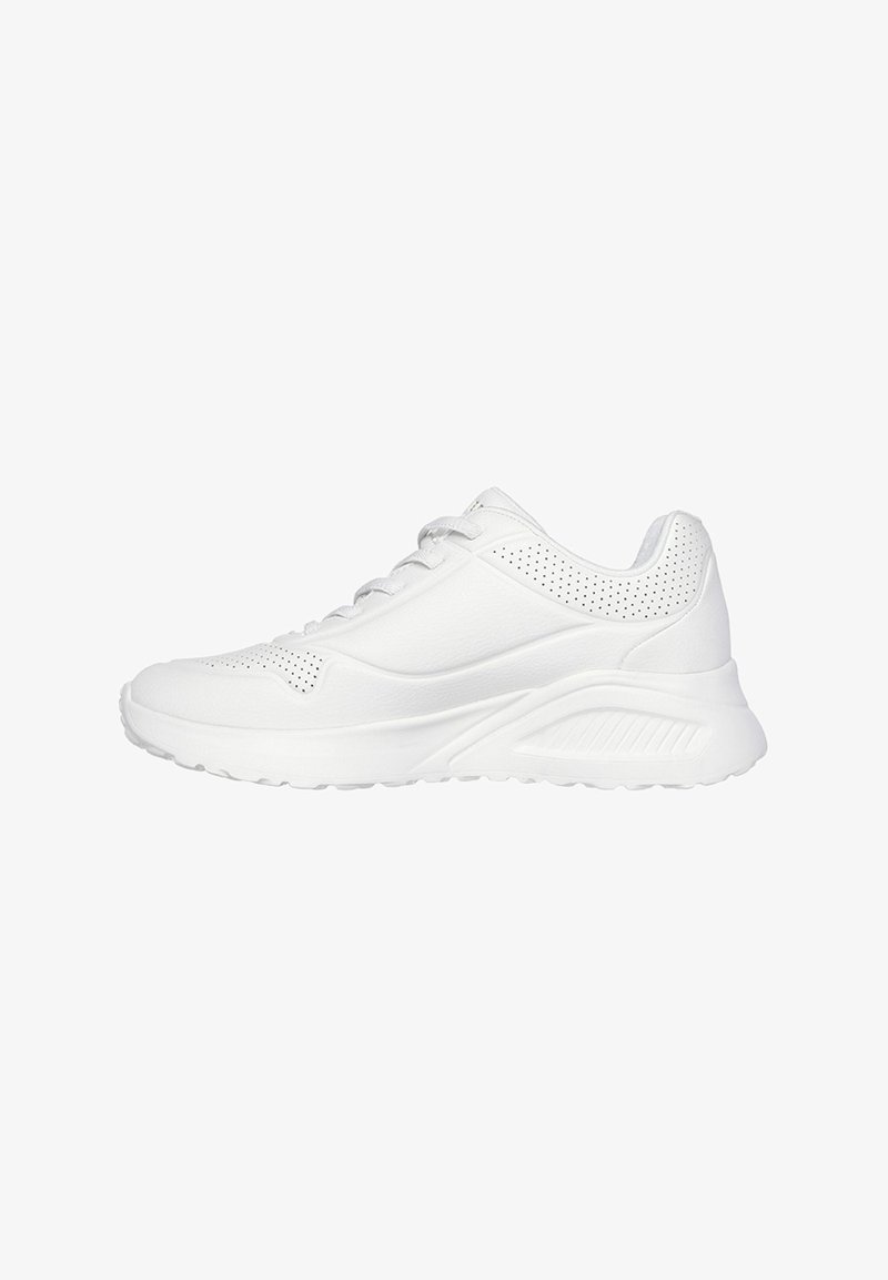 Chaussures de sport blanches avec un dessus synthétique texturé, des accents perforés, une semelle rembourrée et un design incurvé pour le soutien.