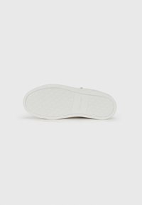 Bijela adidas potplat s teksturiranim uzorkom, s glatkom obradom i minimalnim brendiranjem. Dizajn je ravan s zaobljenim oblikom.