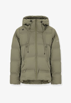 Giacca puffer verde oliva, isolata, con chiusura a zip frontale, cappuccio regolabile e due tasche laterali. Superficie liscia con un taglio moderno.