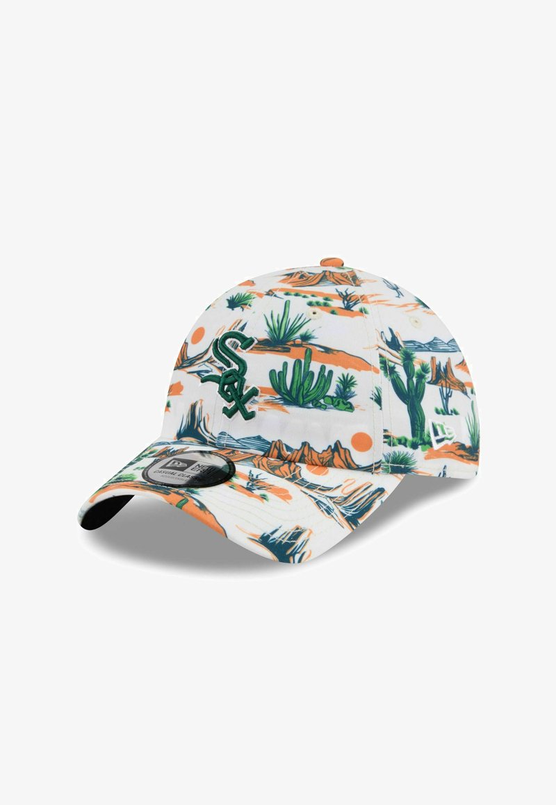 Weißes Baseballcap mit grünem Kaktus- und Wüstenlandschaftsmuster, grün gesticktem "Sox"-Logo vorne und einer gebogenen Krempe mit Aufkleber.
