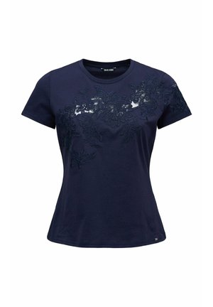 Camiseta de manga corta azul marino con cuello redondo y encaje floral oscuro sobre el pecho y el hombro derecho.