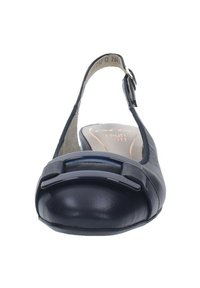 Scarpa flat slingback in pelle blu navy con punta arrotondata, caratterizzata da un accento rettangolare sulla parte anteriore e una soletta imbottita.