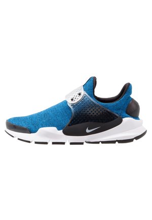 Niebieskie sportowe buty wsuwane z czarno-białą podeszwą, czarnym wsparciem pięty i półprzezroczystym, perforowanym paskiem na śródstopiu z logo Nike.