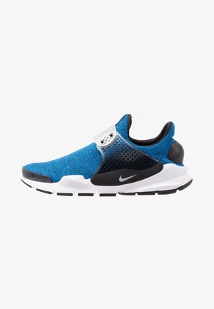 Niebieskie sportowe buty wsuwane z czarno-białą podeszwą, czarnym wsparciem pięty i półprzezroczystym, perforowanym paskiem na śródstopiu z logo Nike.