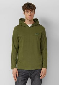 Olijfgroene hoodie met lange mouwen, voorzien van een voorkant met zak en een klein logoplaatje. Gemaakt van zachte, gestructureerde stof.