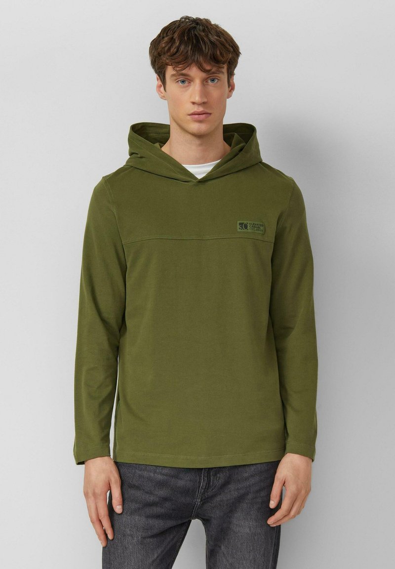 Olijfgroene hoodie met lange mouwen, voorzien van een voorkant met zak en een klein logoplaatje. Gemaakt van zachte, gestructureerde stof.