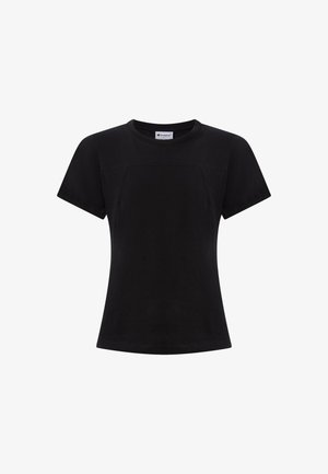 Zwart T-shirt met korte mouwen en ronde hals met subtiele paneelstiksels aan de voorkant, afgebeeld op een witte achtergrond.