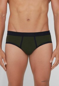 Zelen é slipy s námořnickým elastickým pasem, s kontrastními bočními švy a hladkým povrchem. Navrženy pro pohodlí a dobrou přilnavost.