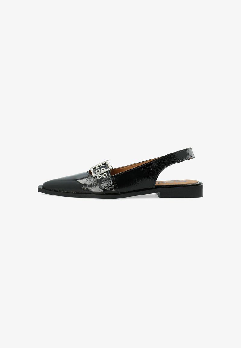 Pantofii slingback din piele patent neagră, cu vârf ascuțit, având un accent cu cataramă metalică și o talpă plată pentru confort.