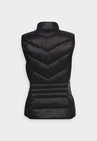 Czarna kamizelka puchowa z wysokim kołnierzem, z wzorami w zygzak i poziomymi przeszyciami, gładką, błyszczącą fakturą i bez widocznych elementów metalowych.