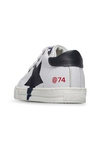 Sneaker in pelle bianca con design a stella navy, dettaglio rosso @74 e accentuazione nera testurizzata sul tallone. Presenta una suola in gomma bianca.