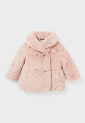 Lyserød imiteret pelsbørnefrakke med bred krave, dobbeltradede knapper og forlommer på hvid baggrund.