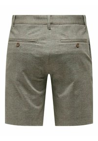 Shorts en kaki pour homme en tissu texturé. Comprend deux poches arrière avec des boutons marron et une taille plate.