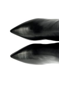 Czarne skórzane szpilki z charakterystycznym wąskim noskiem i gładką teksturą. Buty mają elegancką sylwetkę i brak widocznych detali hardware.