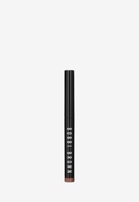 Svart eyelinerpenna med en glansig finish och en kopparfärgad spets. Har fet vit text som säger "BOBBI BROWN" vertikalt på kroppen.