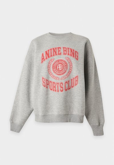 Sweat-shirt gris à col rond avec texte rouge "ANINE BING SPORTS CLUB" et emblème de Paris France sur le devant.