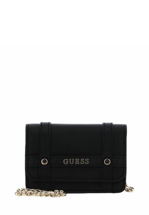 Portefeuille en fausse cuir noir avec un design à rabat, équipé de ferrures argentées, d'un logo embossé et d'une bandoulière chaîne dorée pour le porter.