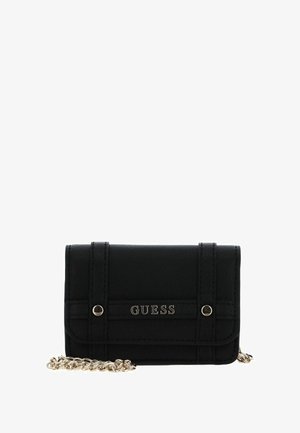 Portefeuille en fausse cuir noir avec un design à rabat, équipé de ferrures argentées, d'un logo embossé et d'une bandoulière chaîne dorée pour le porter.