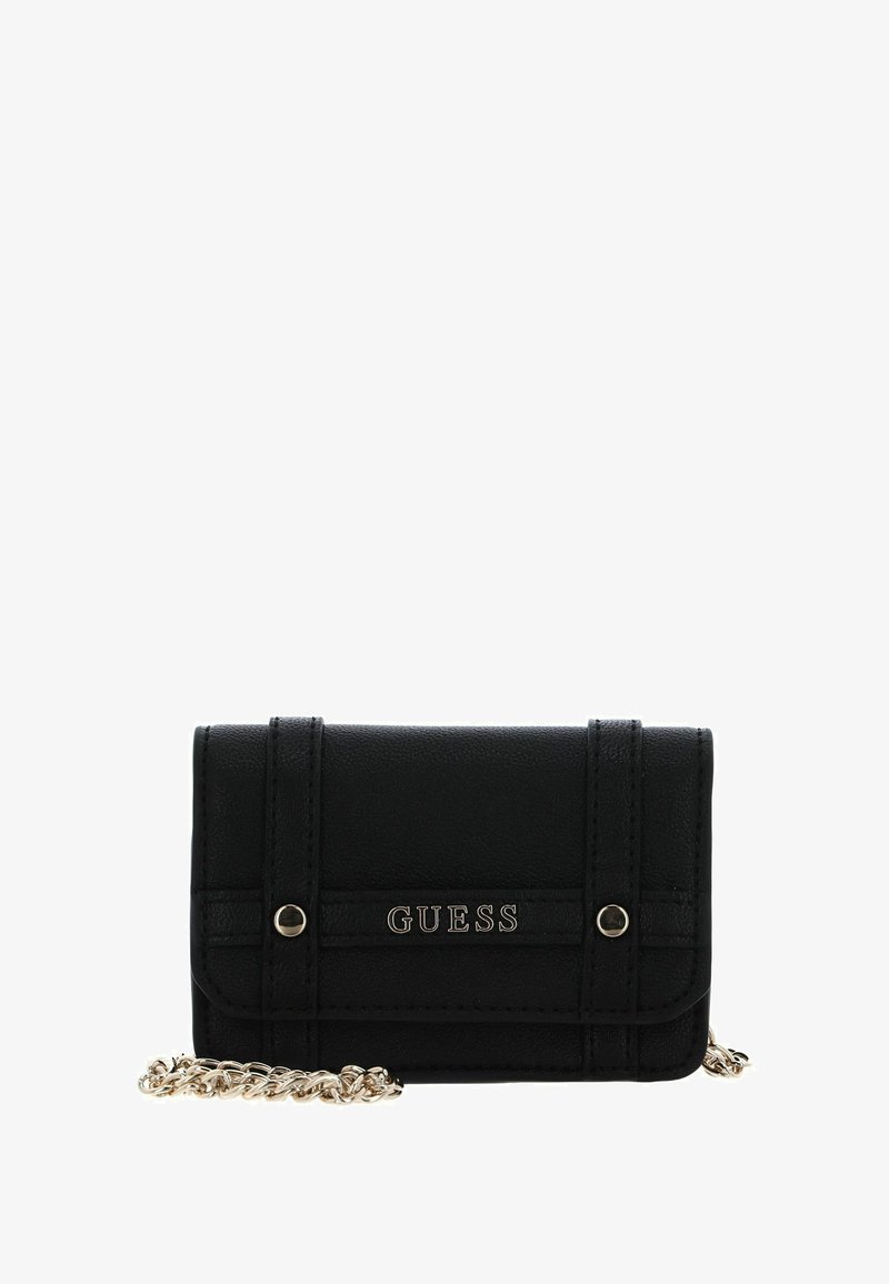 Portefeuille en fausse cuir noir avec un design à rabat, équipé de ferrures argentées, d'un logo embossé et d'une bandoulière chaîne dorée pour le porter.