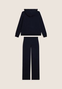 Felpa cappuccio blu navy e pantaloni coordinati realizzati in tessuto morbido. La felpa presenta un cordino e polsini a coste; i pantaloni hanno una vita elastica.
