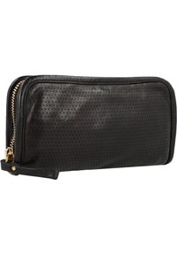 Portafoglio in pelle nera con design perforato, chiusura con zip dorata e un cinturino da polso. Texture liscia con forma rettangolare.