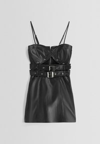 Černé mini šaty z umělé kůže s tenkými ramínky, dvěma páskami s kovovými sponami a předním zipem.
