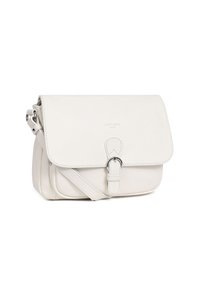 Borsa crossbody in pelle bianca con chiusura a patta, hardware in argento e tracolla regolabile. Presenta una texture liscia e un design minimalista.